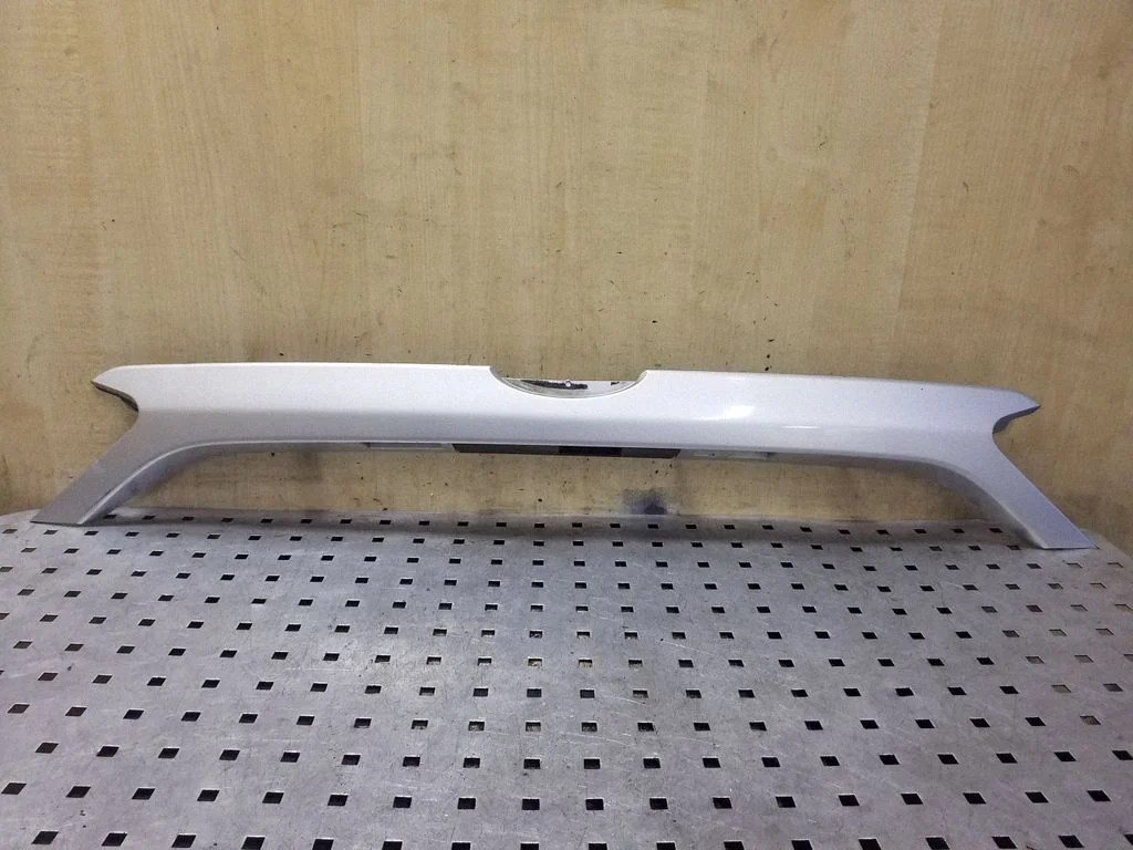 Aizmugurējā vāka numura zīmes apgaismojuma josla DS73F43400C
