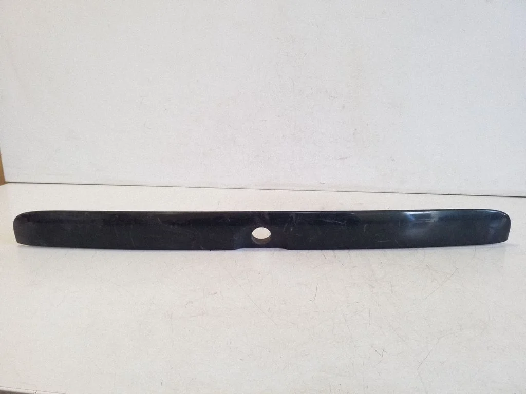 Trunk door license plate light bar 90521513