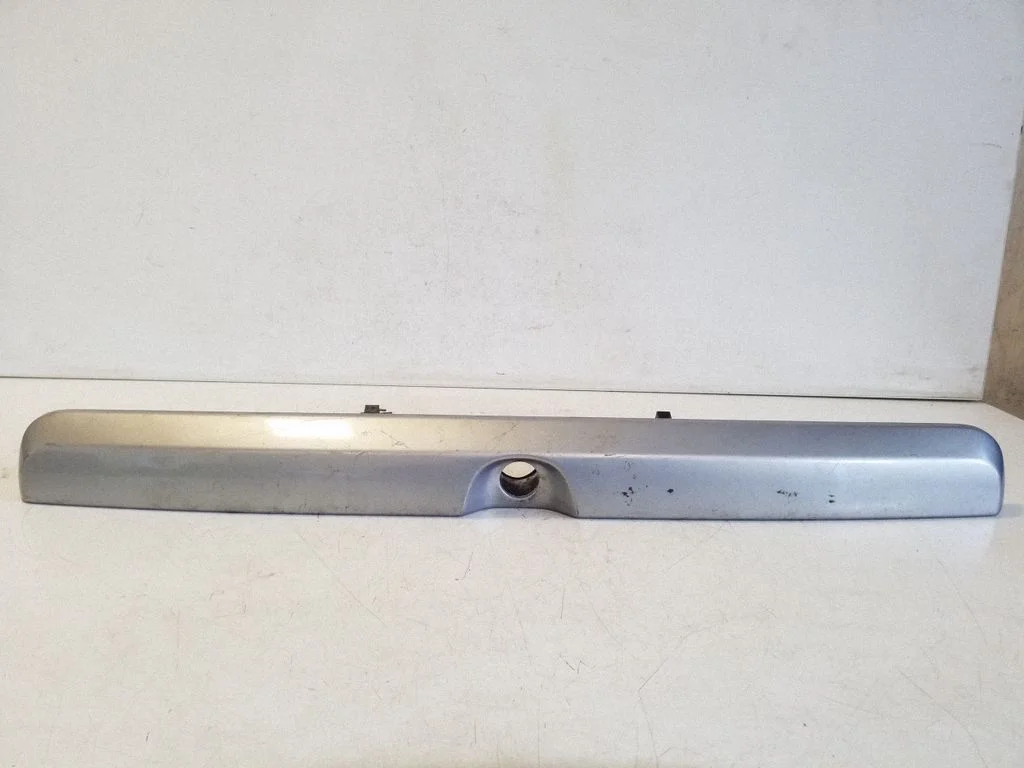 Trunk door license plate light bar 90559239