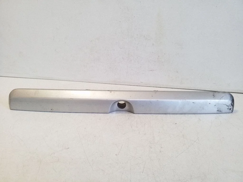 Trunk door license plate light bar 90559239