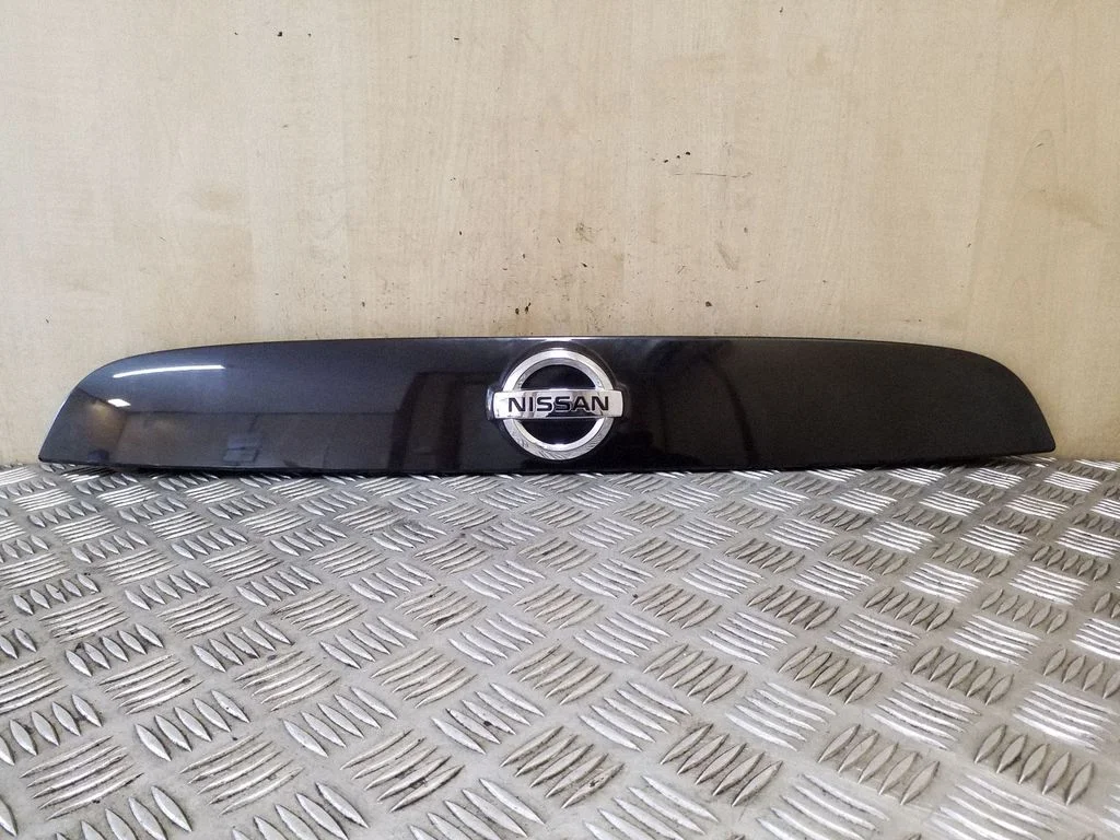 Trunk door license plate light bar – Nissan Juke I F15 (2010-2018)
