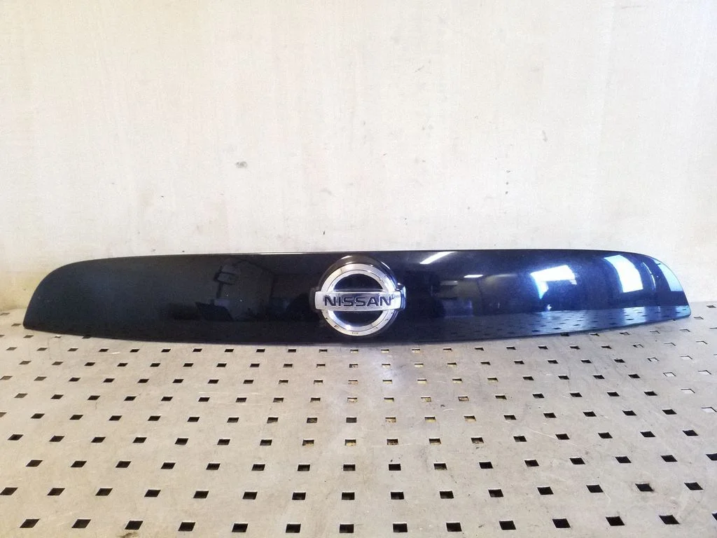 Trunk door license plate light bar – Nissan Juke I F15 (2010-2018)