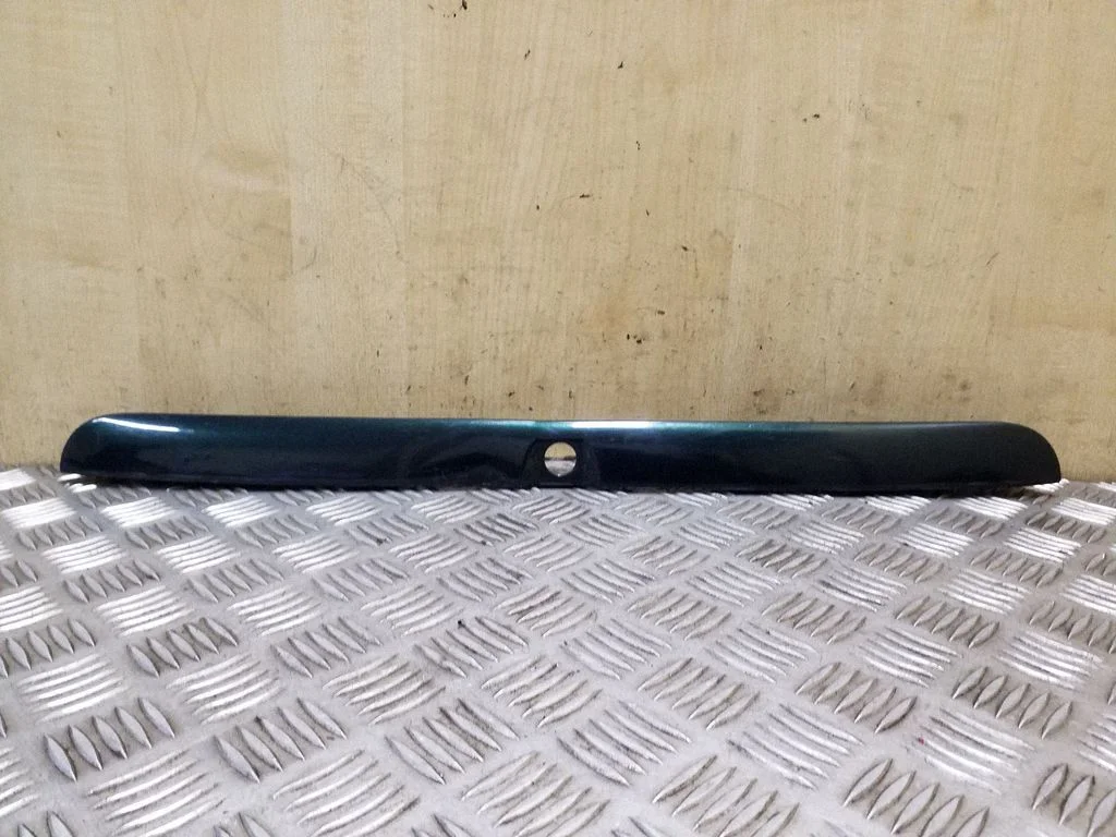 Trunk door license plate light bar 8D9827574