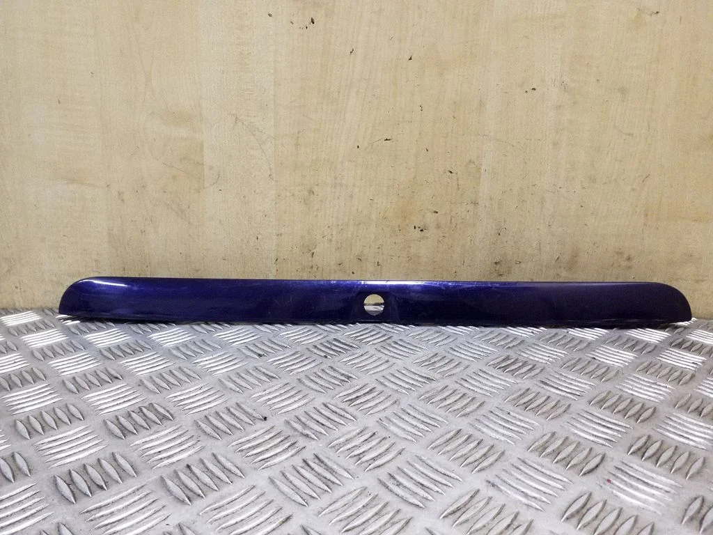 Trunk door license plate light bar 8D9827574