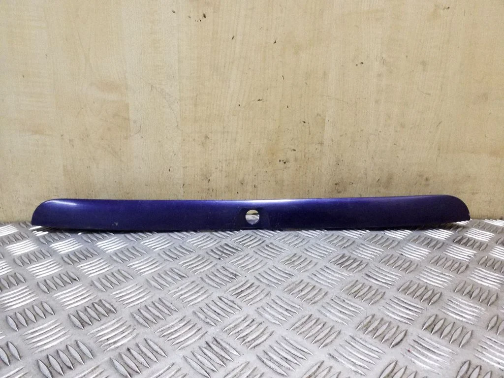 Trunk door license plate light bar 8D9827574