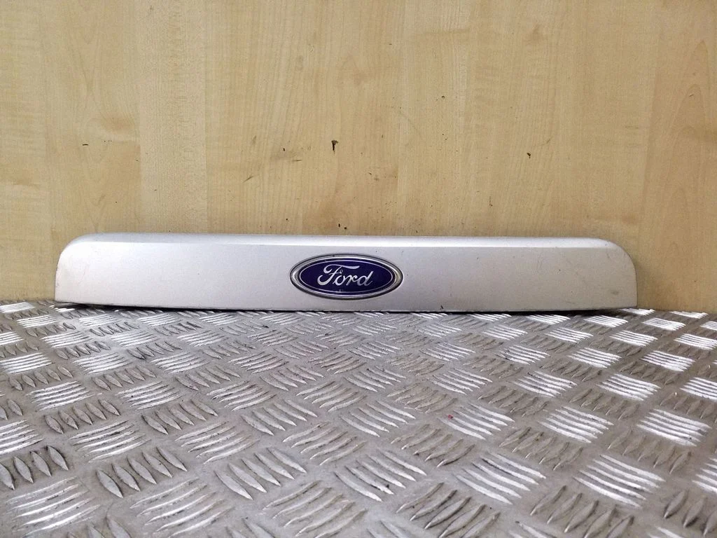 Trunk door license plate light bar 1S71N43400AE