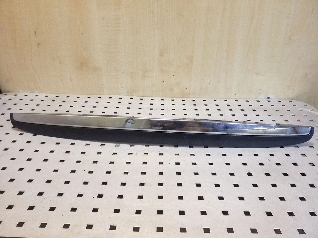 Trunk door license plate light bar