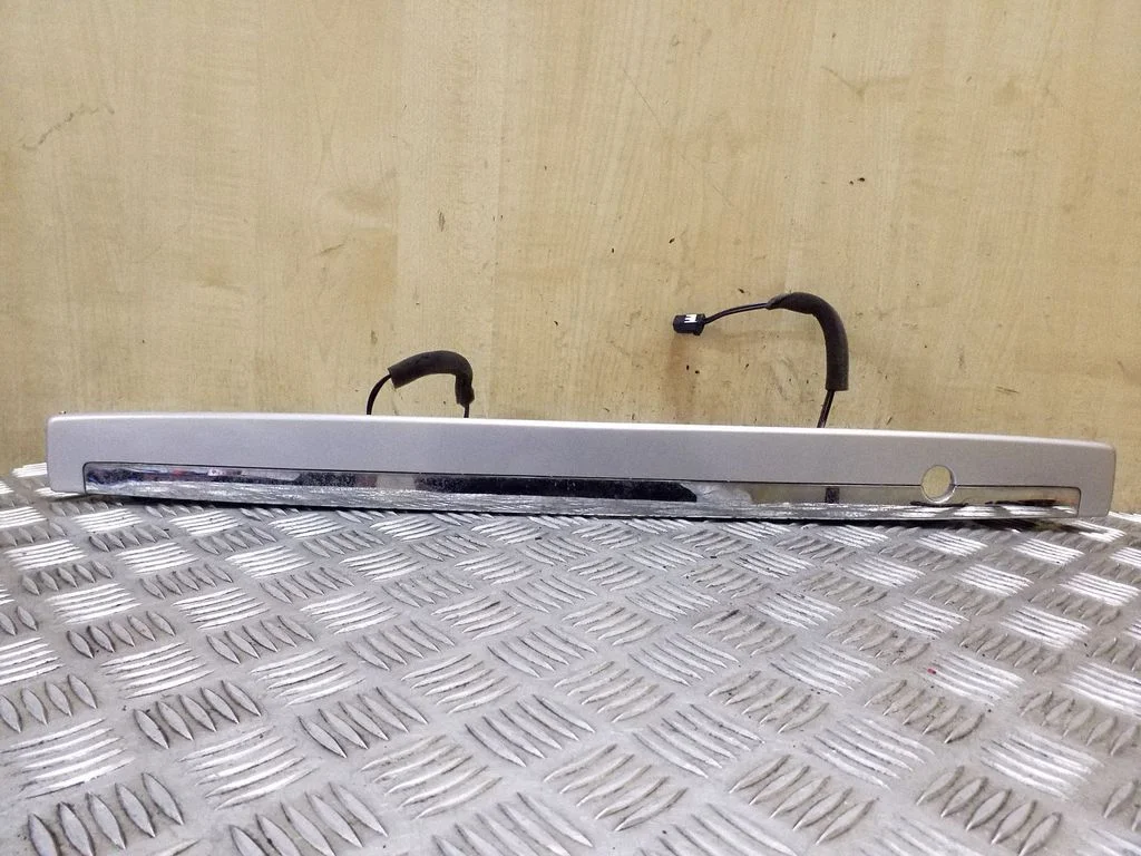 Trunk door license plate light bar 925003E1