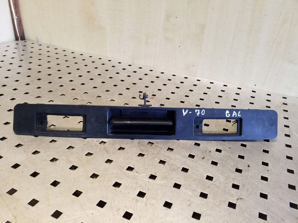 Trunk door license plate light bar – Volvo V70 (2000-2004)