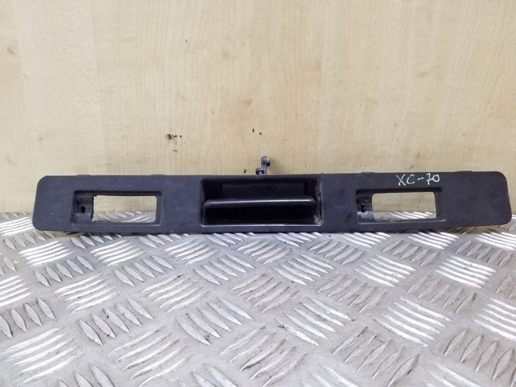 Trunk door license plate light bar – Volvo V70 (2000-2004)