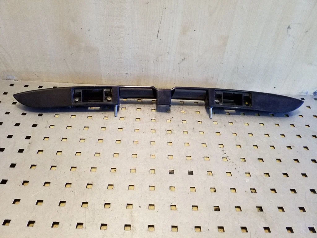 Trunk door license plate light bar 8D9827574