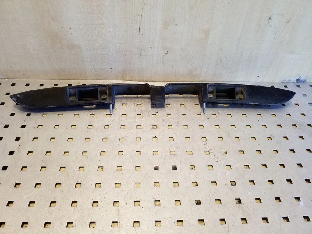 Trunk door license plate light bar 8D9827574
