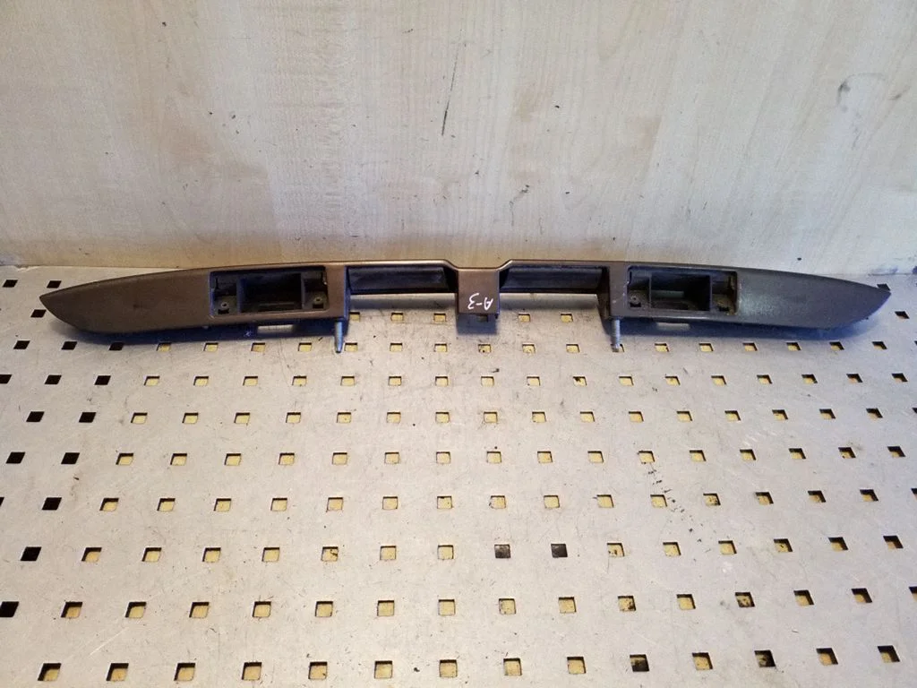Trunk door license plate light bar 8D9827574