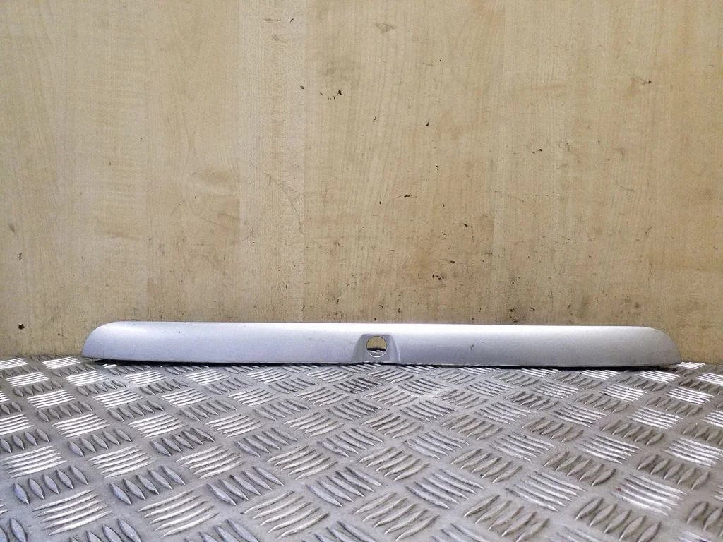 Trunk door license plate light bar 8D9827574