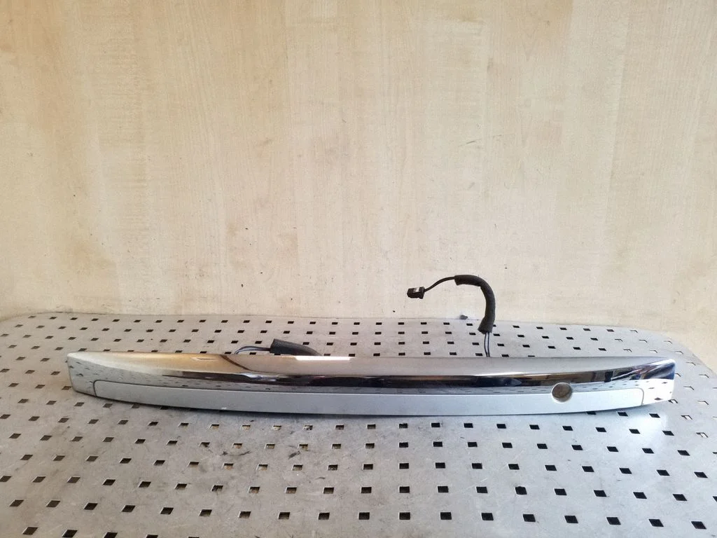 Trunk door license plate light bar 925003E5