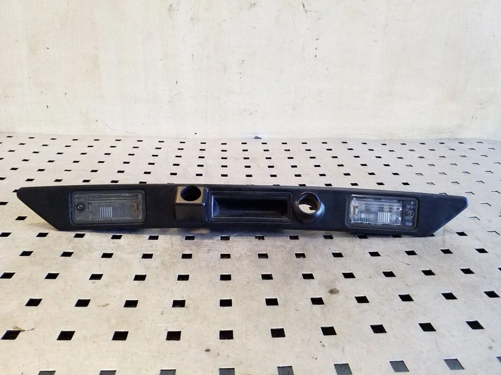 Tagaluugi numbrivalgustuse liist – Audi A8 S8 D4 4H (2010-2016)