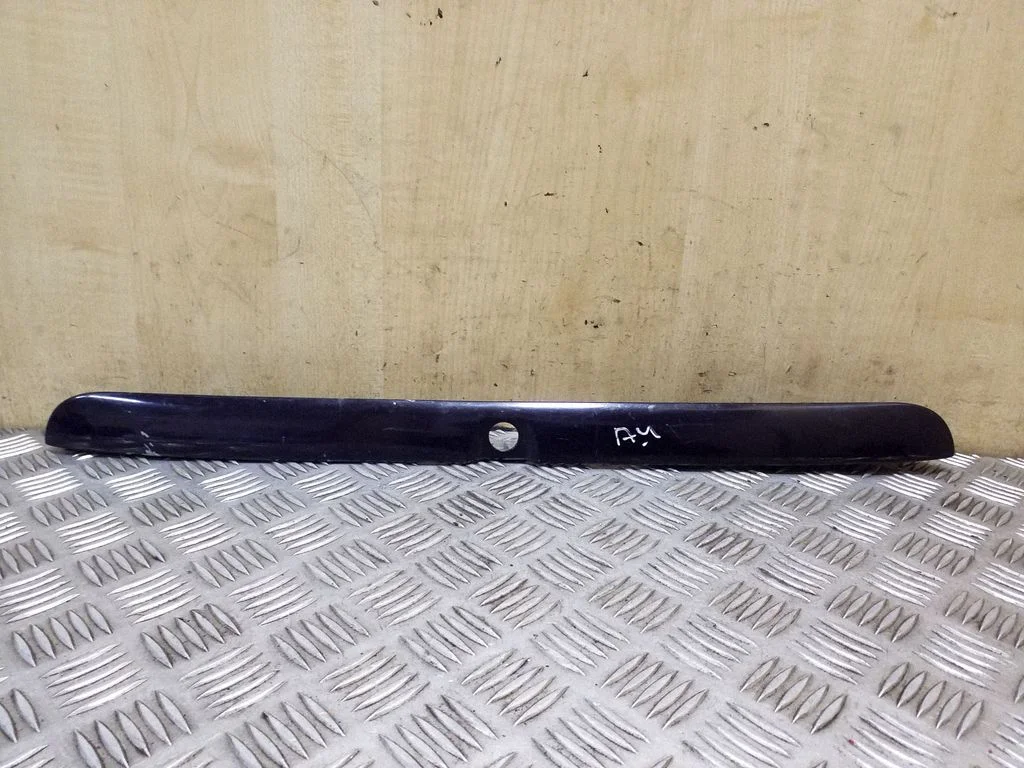 Trunk door license plate light bar 8D9827574
