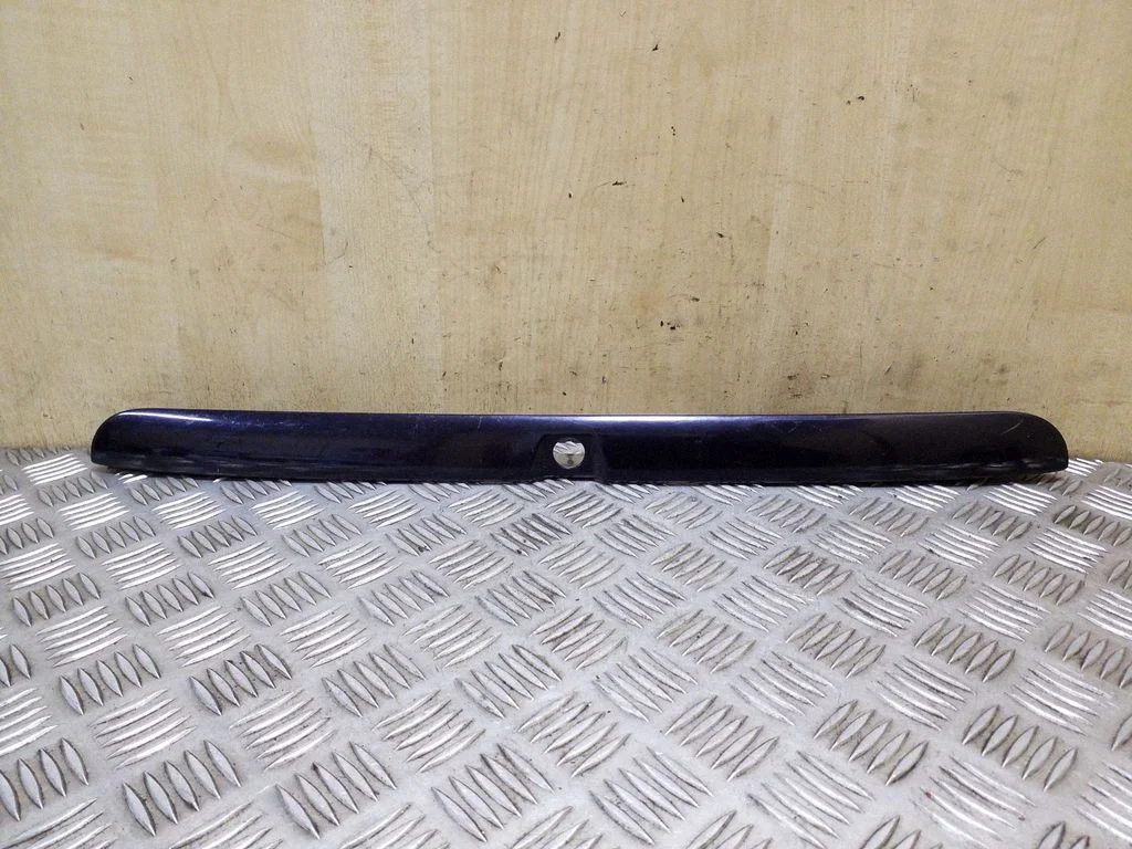 Trunk door license plate light bar 8D9827574