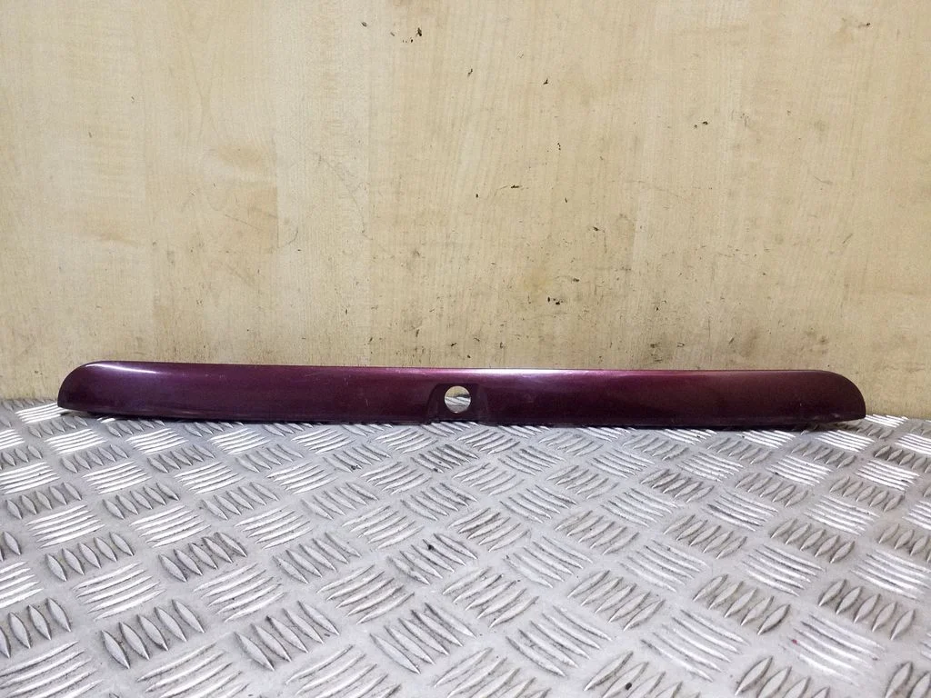 Trunk door license plate light bar 8D9827574