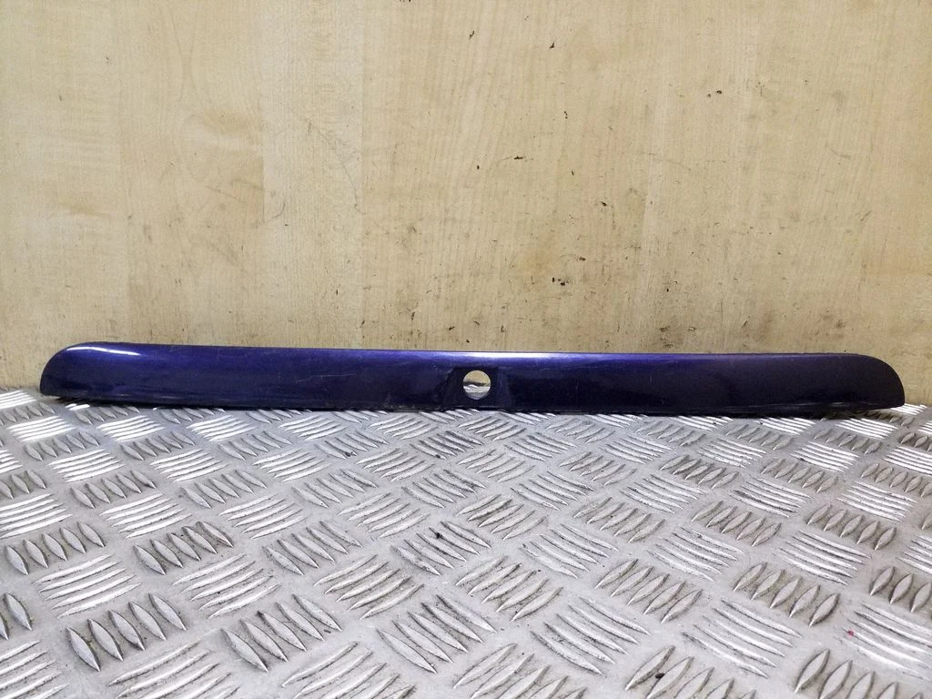 Trunk door license plate light bar 8D9827574