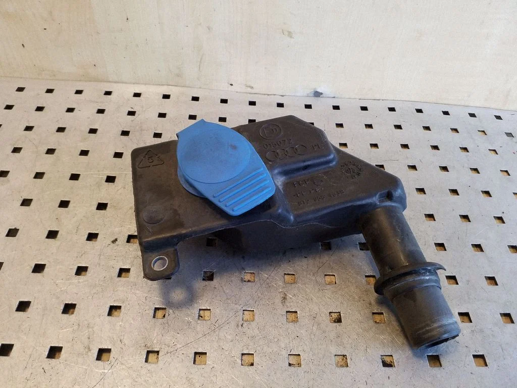 Logu šķidruma tvertnes uzpildes caurulīte 8T2955463B