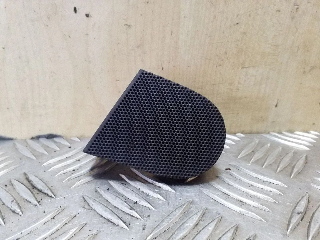 High frequency speaker in the rear doors 7M3857211A