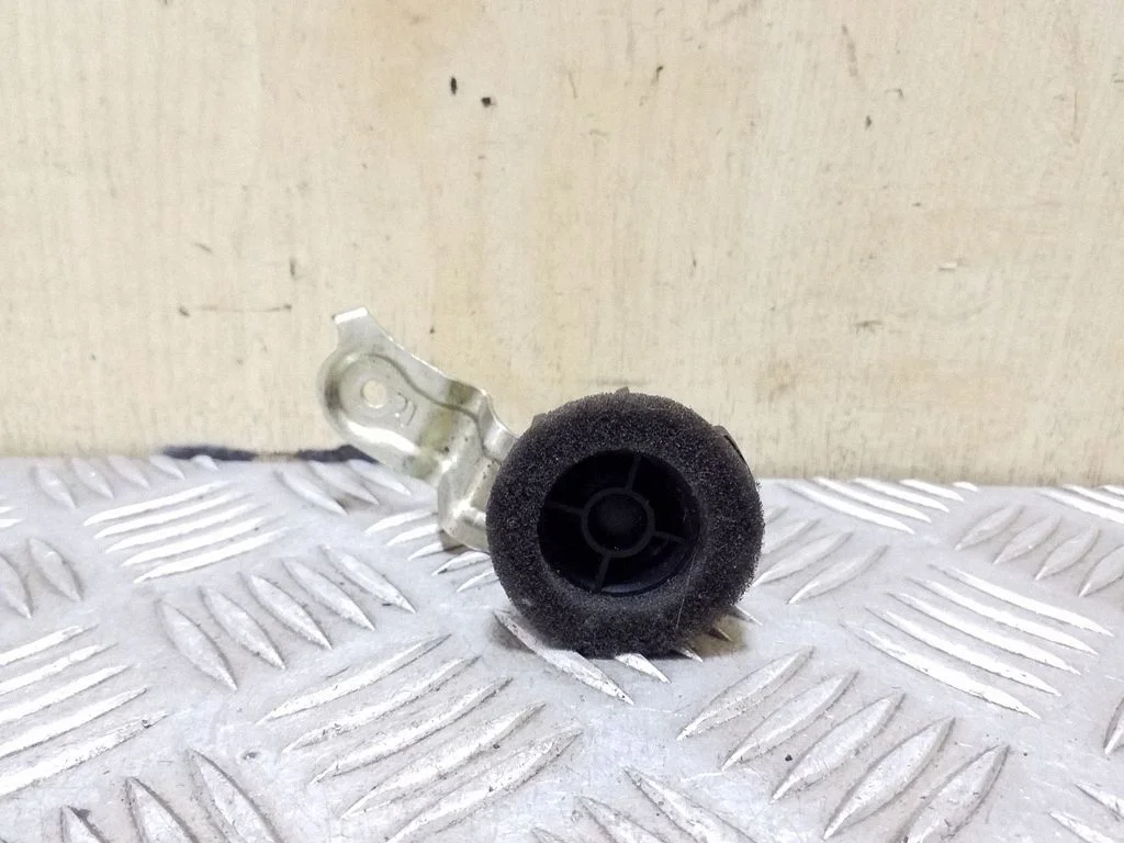 High frequency speaker in the rear doors 8615005010