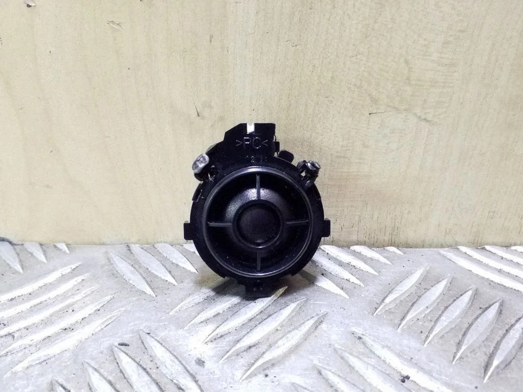 High frequency speaker in the rear doors – Volkswagen Golf Plus (2005-2013)