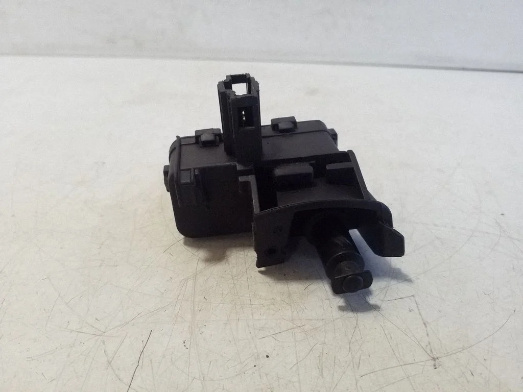 Fuel tank cap lock motor – Volkswagen Touareg II (2010-2018)