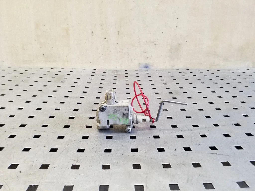 Fuel tank cap lock motor