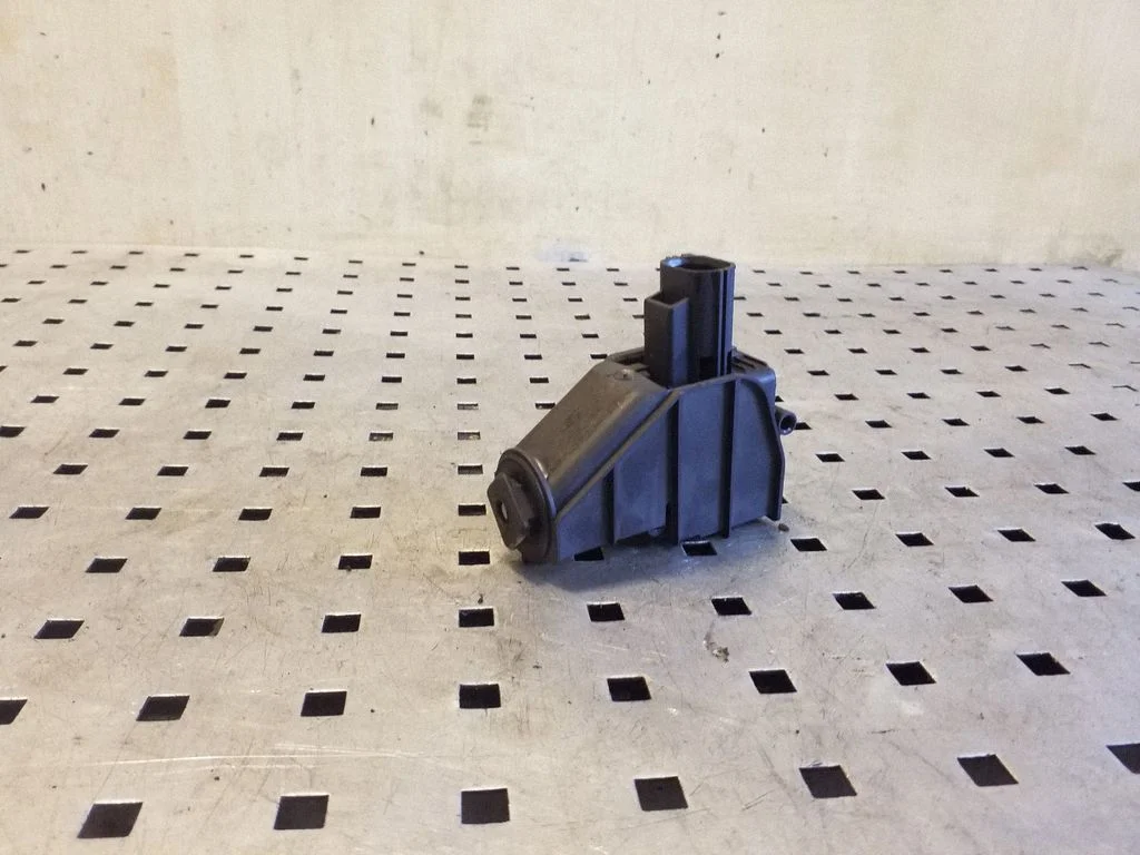 Degvielas tvertnes vāciņa slēdzenes motoriņš 6M2120A20AD
