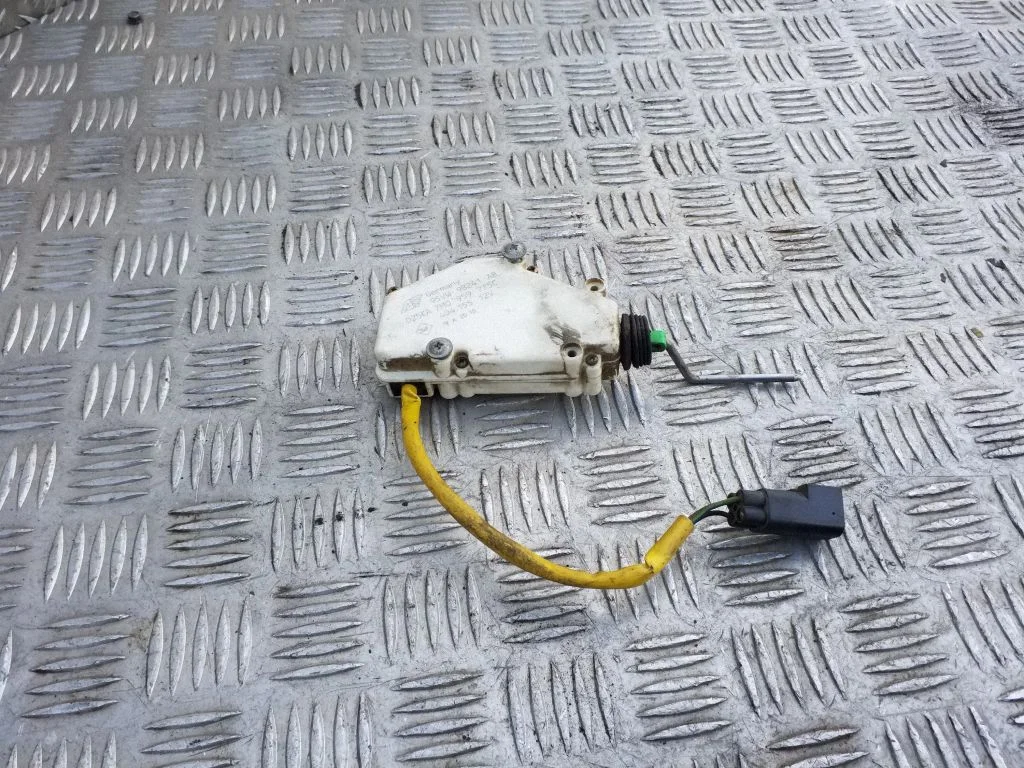 Kütusepaagi korgi luku mootor 7M0959775C