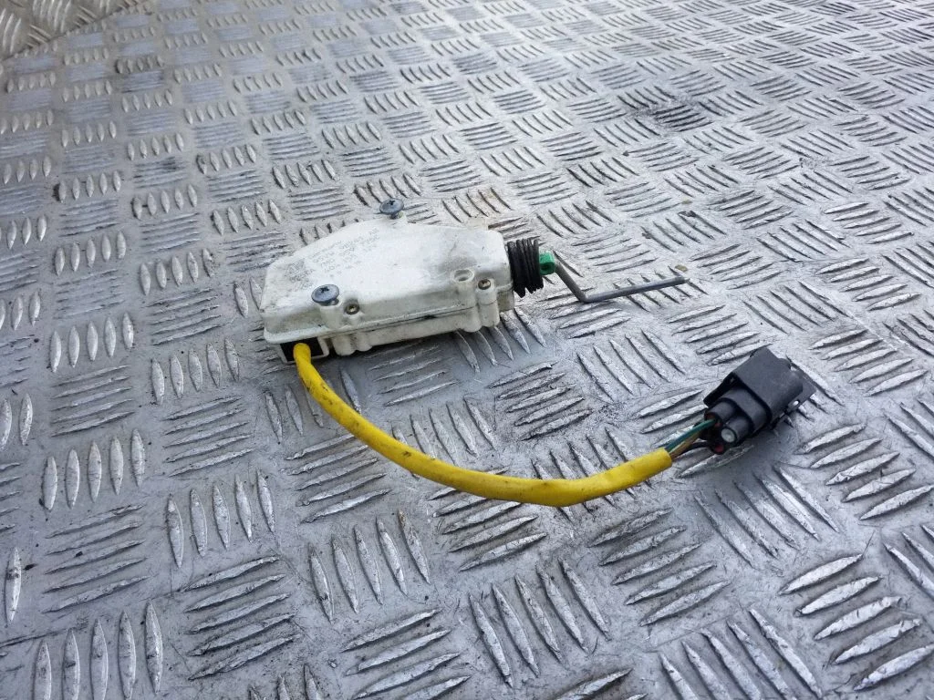 Kütusepaagi korgi luku mootor 7M0959775C