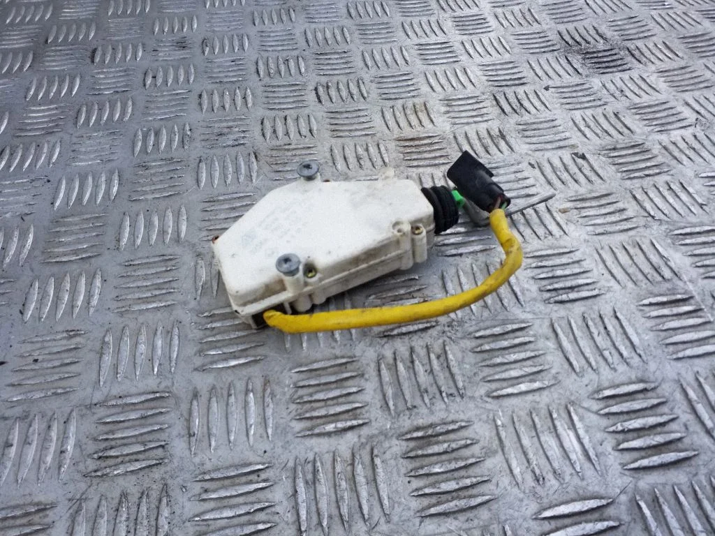 Degvielas tvertnes vāciņa slēdzenes motoriņš 7M0959775C