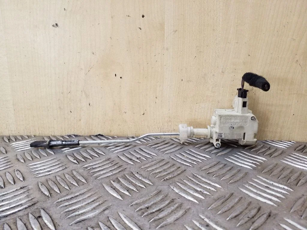Fuel tank cap lock motor 1K6810773