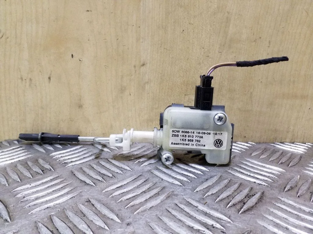 Fuel tank cap lock motor 1K5810773A