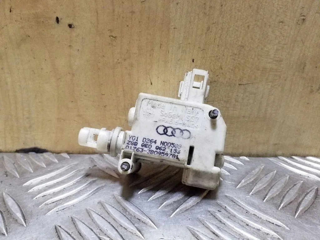 Fuel tank cap lock motor 8E0962153