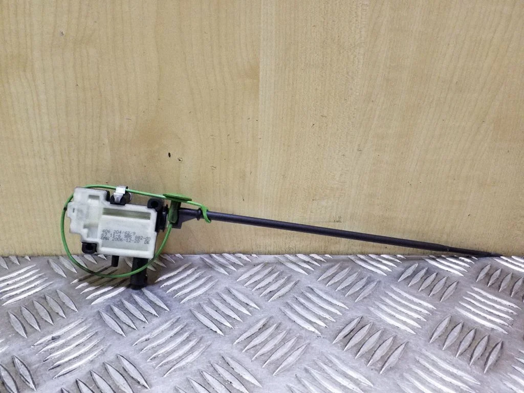 Kütusepaagi korgi luku mootor 67116985882