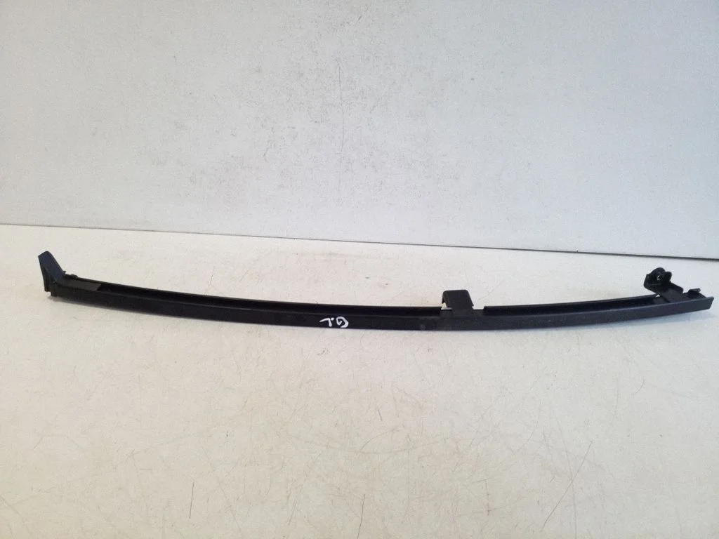 Rear door windshield rail – left