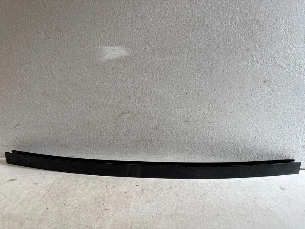 Rear door windshield rail – right