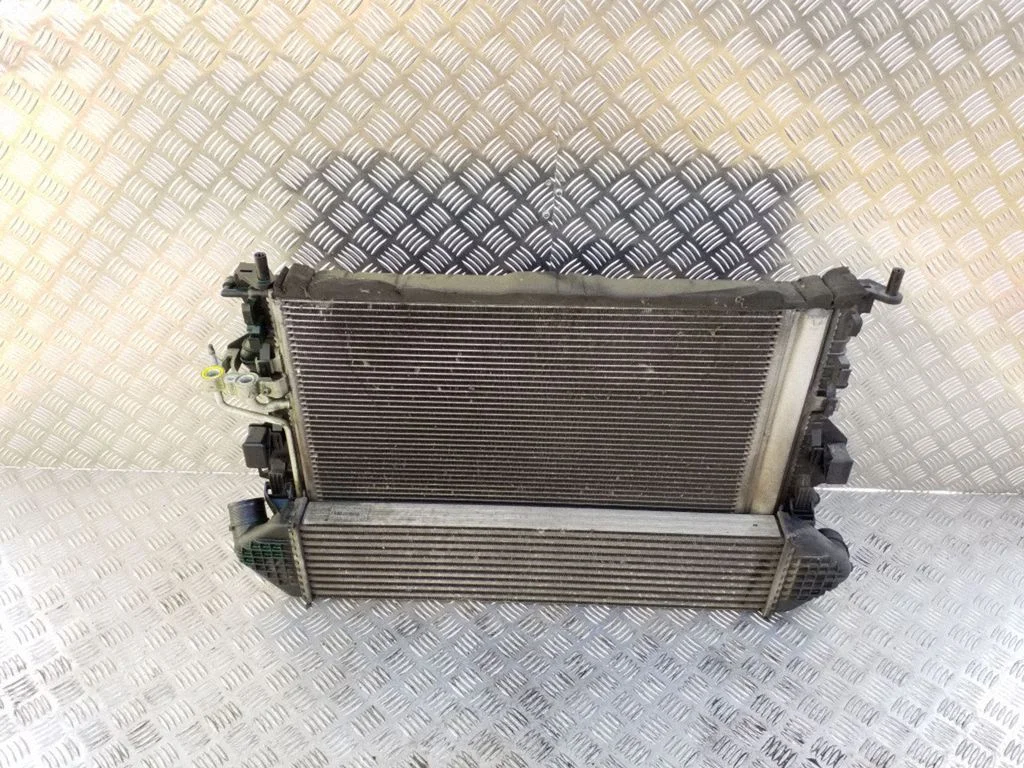 Radiaatorite komplekt 8V619L440AC