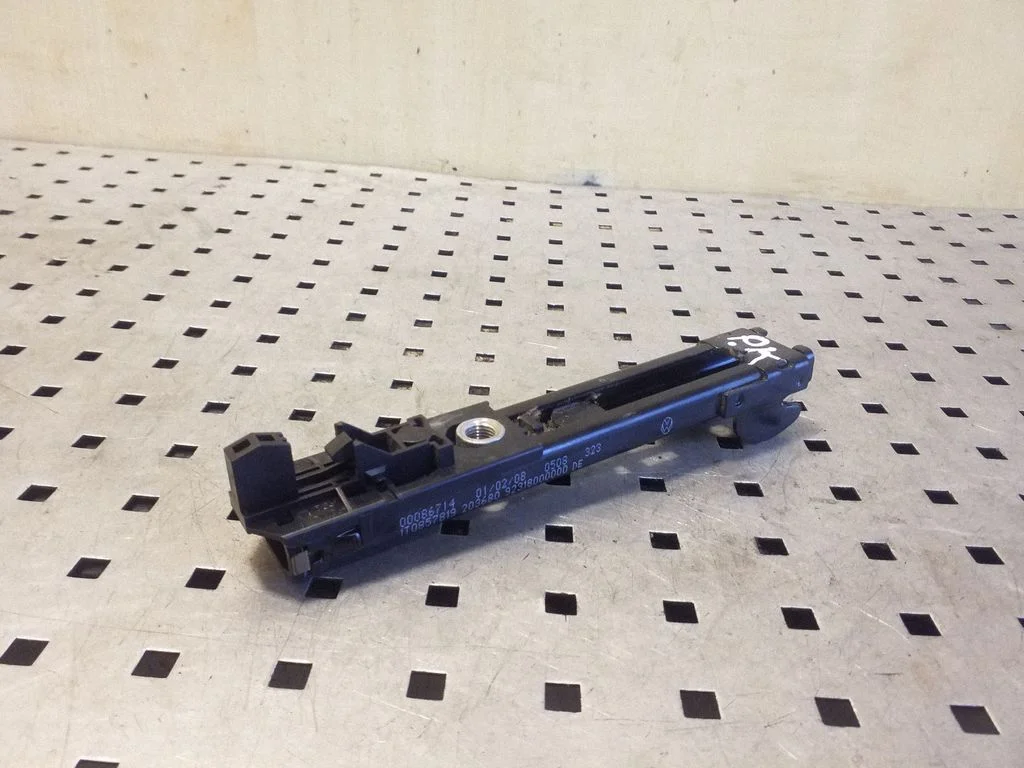 Seat belt adjustment rail – Skoda Octavia Mk2 (1Z) (2004-2013)