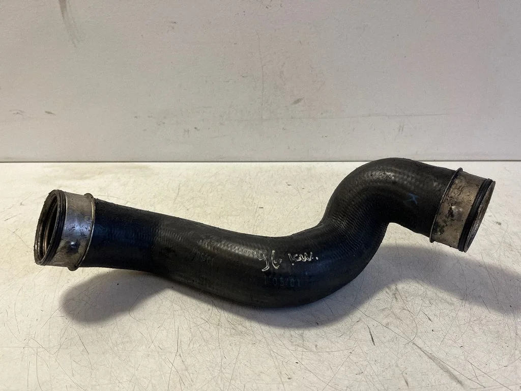 Vahejahuti voolik (-ud)/ toru (-d) 8D0145834K