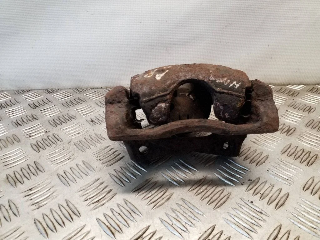Esimene pidurisadul – Nissan Note (E11) (2006-2014), parem