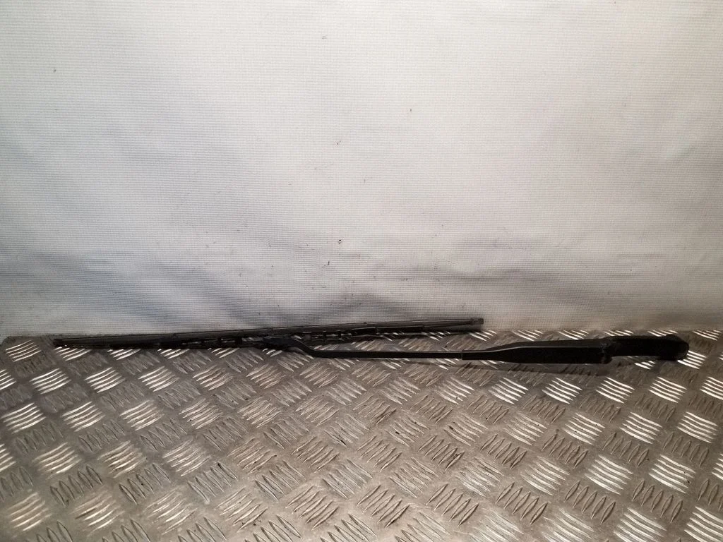Priekšējā stikla tīrītājs 893955407C