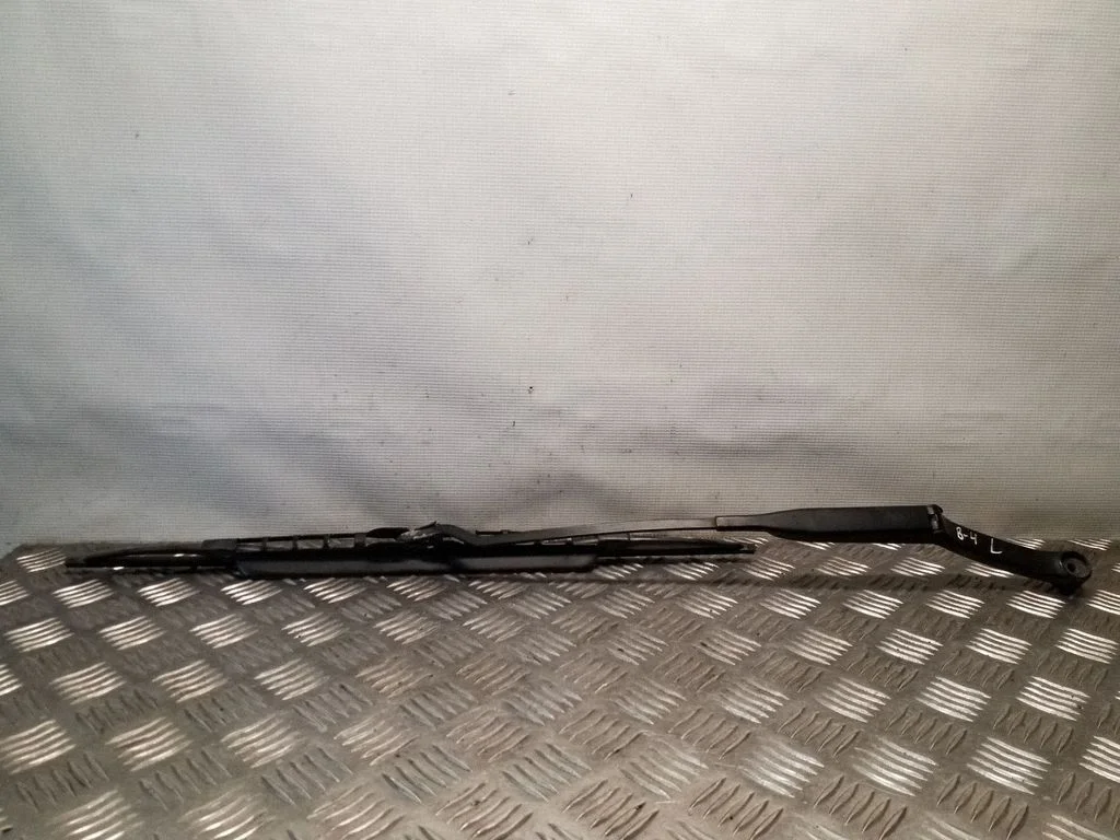 Priekšējā stikla tīrītājs 893955407C