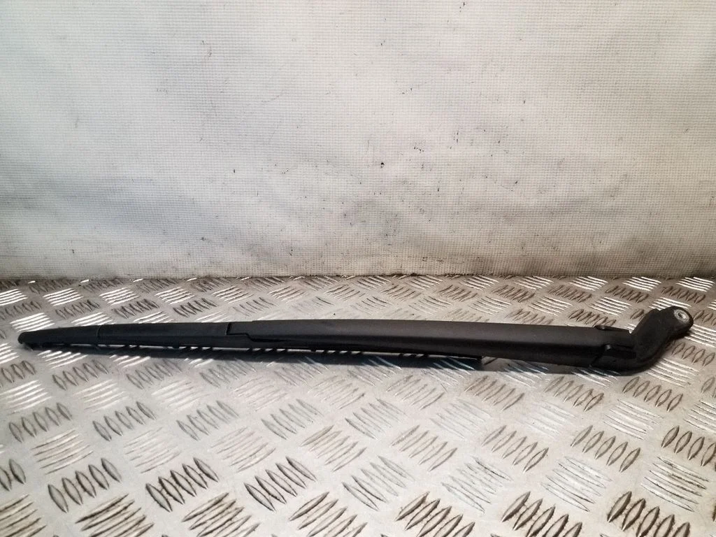 Rear wiper blade arm