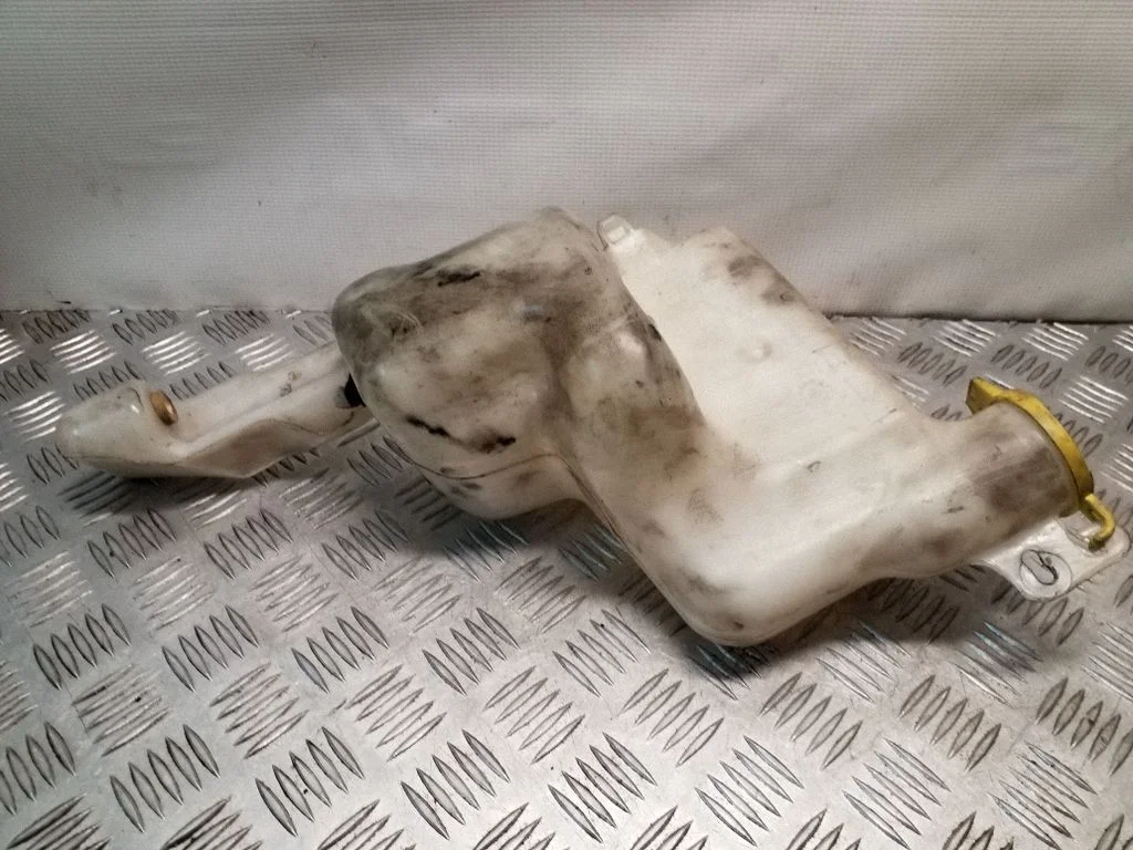Logu mazgāšanas šķidruma tvertne 05303789AF