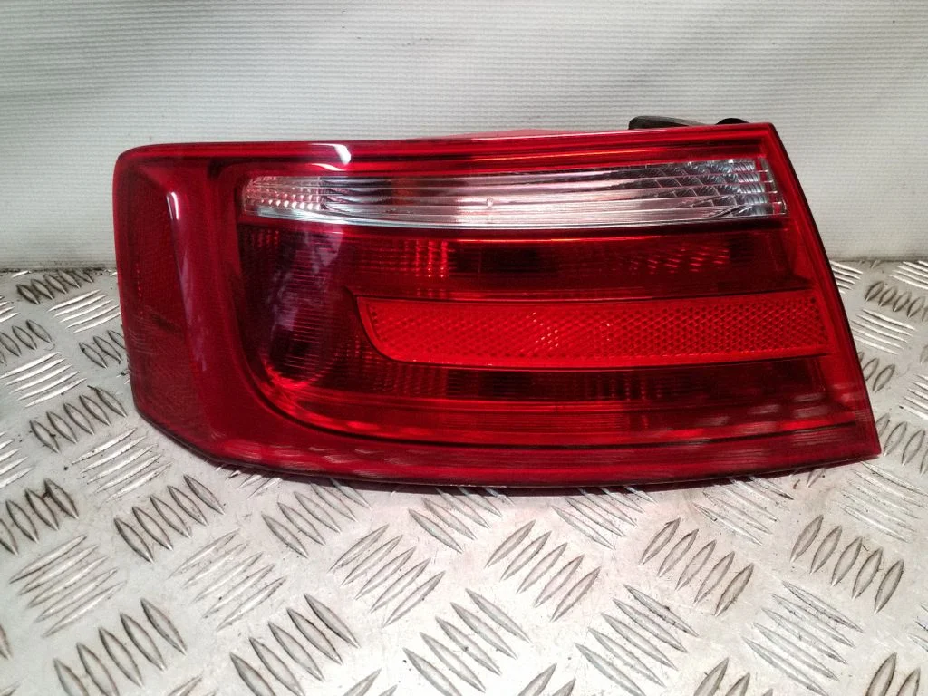 Rear/tail lights 8T8945095E