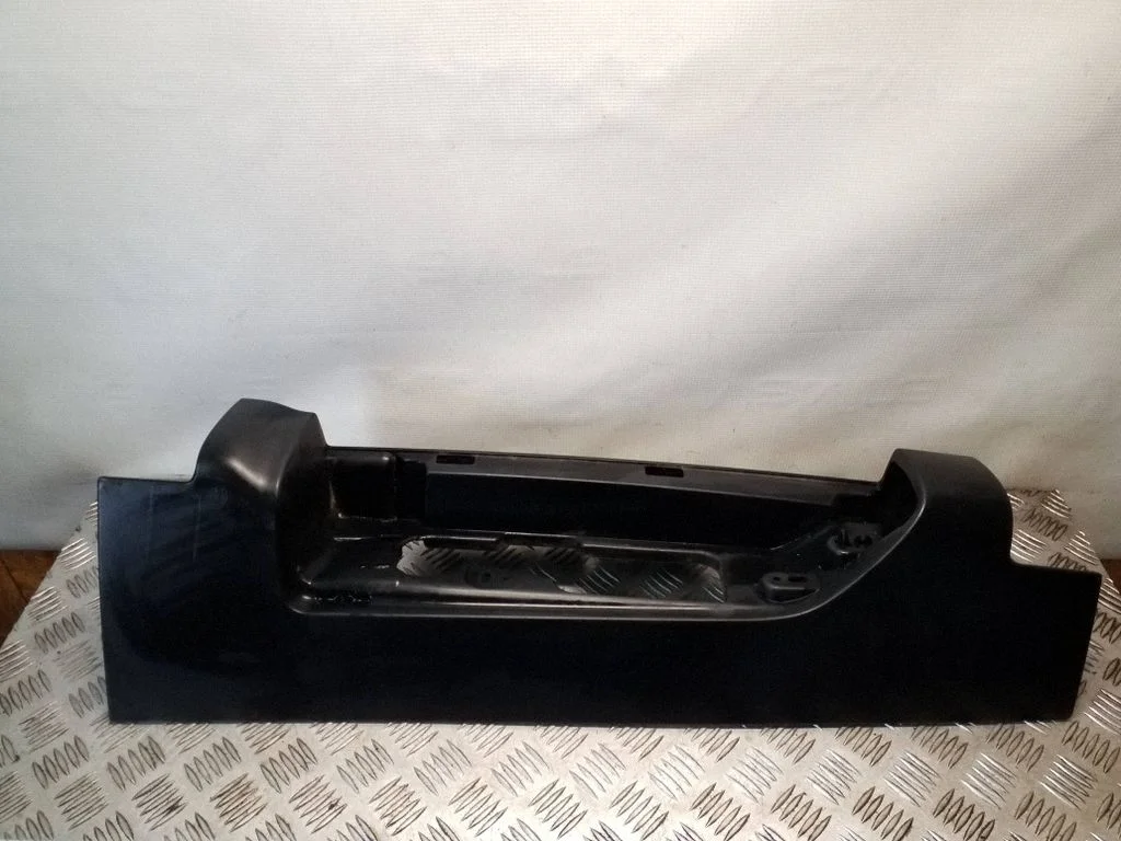 Rear/tail light trim molding 265A13137R